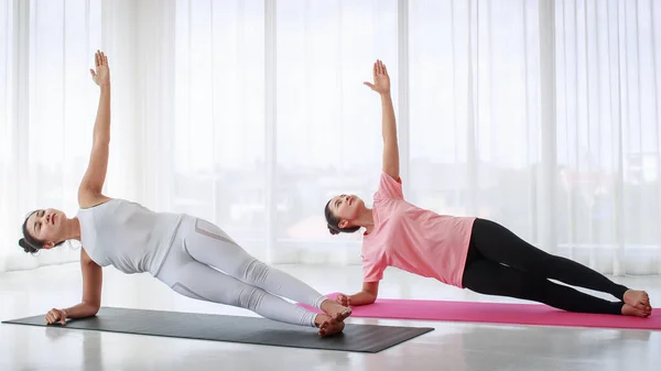 Profissional Personal Trainer Coaching Iniciante Estudante Praticar Aula Ioga Alongamento — Fotografia de Stock