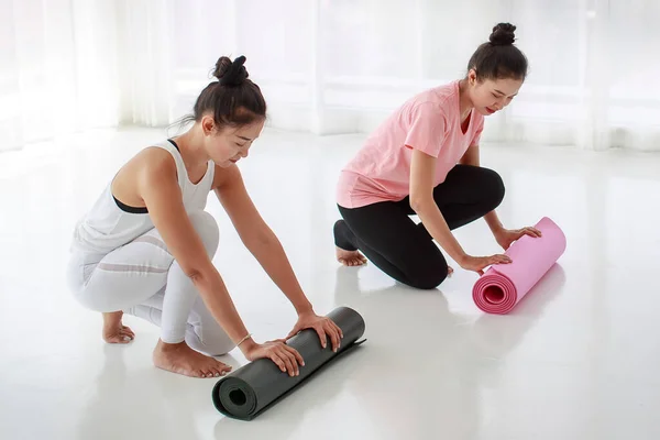 Yoga Female Instructor Her Student Unrolling Mat Preparing Start Yoga — ストック写真