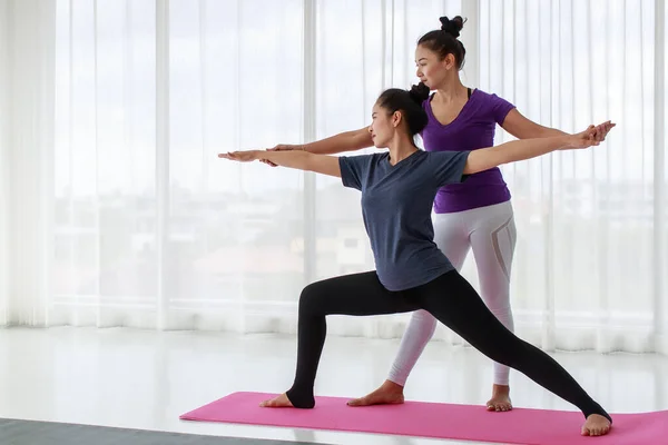 Side View Portrait Female Yoga Trainer Standing Student Help Her — ストック写真