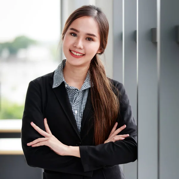 Retrato Media Longitud Una Hermosa Mujer Negocios Joven Con Elegante —  Fotos de Stock