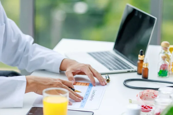 Médico Nutricionista Con Bata Blanca Escribiendo Plan Alimentación Semanal Para — Foto de Stock