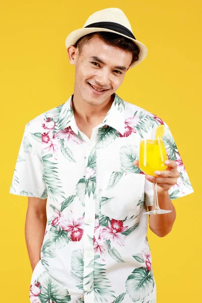 Молодий Привабливий Азіатський Чоловік Білій Гавайській Сорочці Тримає Жовтому Тлі — стокове фото