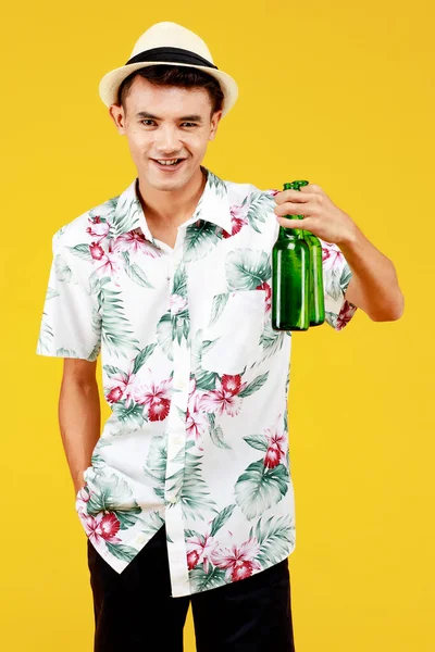 Молодий Привабливий Азіатський Чоловік Білій Гавайській Сорочці Тримає Дві Пляшки — стокове фото