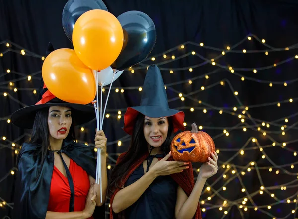 Jóvenes Amigas Con Maquillaje Espeluznante Usando Sombreros Brujas Disfraces Mirando — Foto de Stock