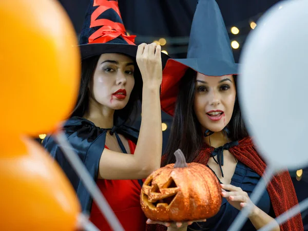 Jóvenes Amigas Con Maquillaje Espeluznante Usando Sombreros Brujas Disfraces Mirando — Foto de Stock