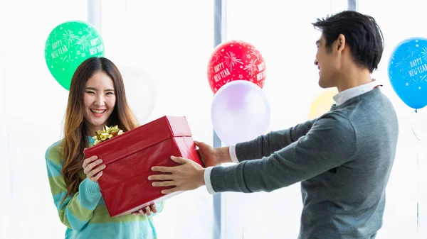 Dos Amantes Asiáticos Disfrutando Del Intercambio Regalos Junto Con Caras — Foto de Stock