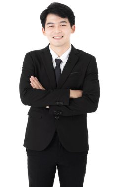 Asyalı iş adamı resmi kravat takmış, kollarını kavuşturmuş, güvenle gülümseyen, profesyonel liderlik gösteren, izole beyaz arka planda duran yakışıklı bir adam.