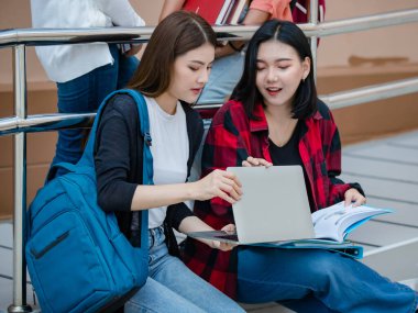 Dört çekici Asyalı kız üniversite öğrencilerinden oluşan bir grup kampüsün dışında birlikte okuyorlar. Eğitim, arkadaşlık ve üniversite öğrencilerinin hayatı kavramı.
