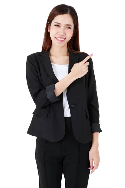 亚洲可爱的女商人 头发打结 身穿休闲装 笑容满面 指着空白的广告版面 孤立的白色背景剪裁 — 图库照片
