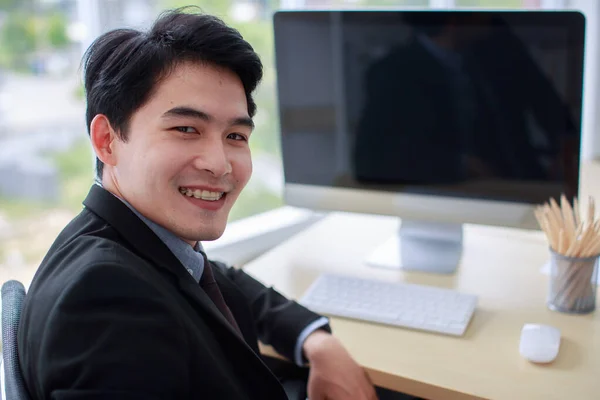 Zbliżenie Azji Inteligentny Przystojny Mężczyzna Noszenie Formalny Czarny Garnitur Uśmiechając — Zdjęcie stockowe