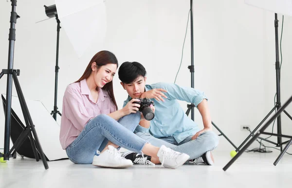 Retrato Dos Hombres Guapos Una Mujer Hermosa Con Camisas Casuales — Foto de Stock