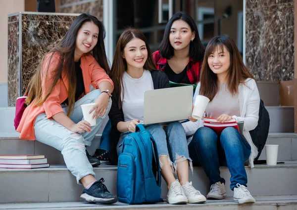 Группа Четырех Молодых Привлекательных Азиатских Девушек Обучающихся Вместе Университетском Городке — стоковое фото