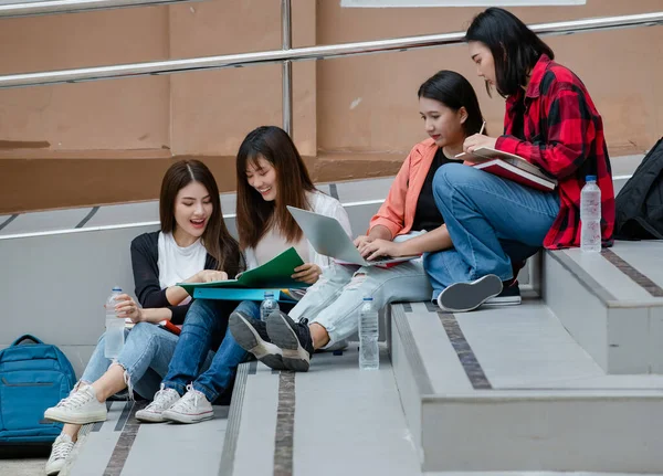 Группа Четырех Привлекательных Студентов Азиатского Колледжа Сидящих Каждой Лестнице Университетском — стоковое фото