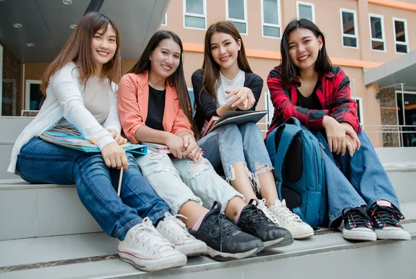 Üniversite Kampüsünde Birlikte Ders Çalışan Dört Çekici Asyalı Kız Öğrenci — Stok fotoğraf