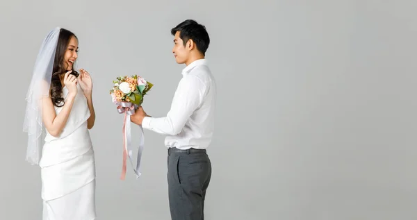 Jeune Homme Asiatique Attrayant Portant Une Chemise Blanche Donnant Bouquet — Photo