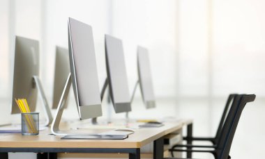 Modern bilgisayarların yeni model üzerinde çalışma masası, çağdaş iç tasarım, kimse. Reklam için kopya alanı için arka plan bulanıklık.