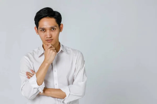 Asiatischer Geschäftsmann Trägt Schickes Lässiges Hemd Wirkt Selbstbewusst Und Nachdenklich — Stockfoto