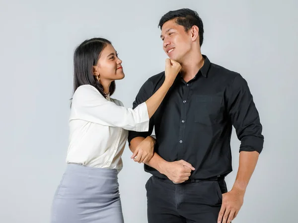 Ein Asiatisches Paar Schickem Freizeitkostüm Neckt Sich Beziehung Eines Jungen — Stockfoto