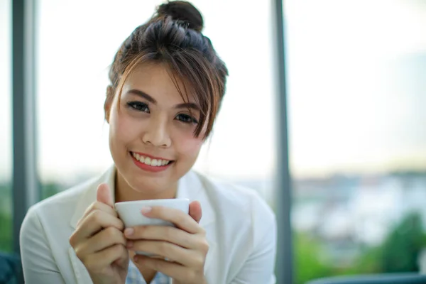 Atraente Ásia Mulher Feliz Com Café Chá Pausa Partir Trabalho — Fotografia de Stock