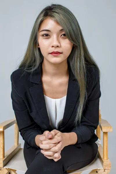 Ung Vacker Asiatisk Självsäker Kvinna Kostym Sitter Stol Stirra Kameran — Stockfoto