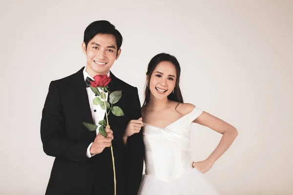 Unga Attraktiva Asiatiska Par Snart Att Vara Brud Och Brudgum — Stockfoto