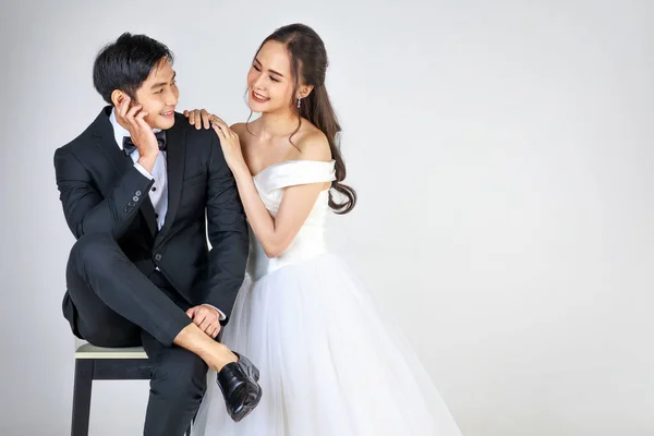 Unga Attraktiva Asiatiska Par Snart Att Vara Brud Och Brudgum — Stockfoto