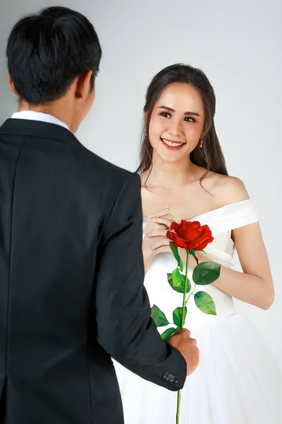 Indietro Uomo Che Indossa Smoking Nero Dando Rosa Giovane Donna — Foto Stock