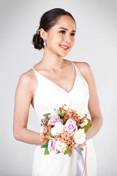 Porträt Einer Jungen Attraktiven Asiatin Weißen Brautkleid Die Lächelnd Einen — Stockfoto