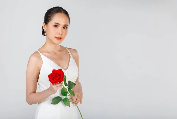 Porträtt Ung Attraktiv Asiatisk Kvinna Bär Vit Bröllopsklänning Med Röd — Stockfoto