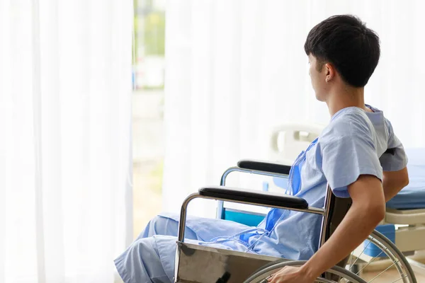 Aziatisch Man Hoopvolle Patiënt Blauw Ziekenhuis Uniform Zitten Rolstoel Kijken — Stockfoto