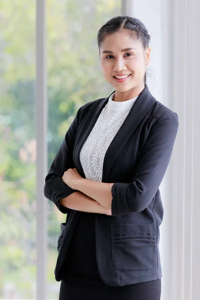 Asyalı Başarılı Kendine Güveni Tam Saçları Örgülü Siyah Ceketli Göğsünde — Stok fotoğraf