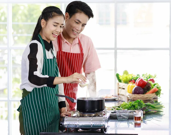 Asiático Marido Mulher Amantes Casal Cozinhar Tom Yam Juntos Cozinha — Fotografia de Stock