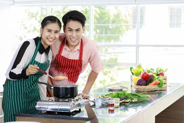 Asiático Marido Mulher Amantes Casal Cozinhar Tom Yam Kung Picante — Fotografia de Stock