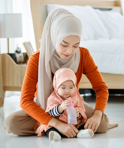 Eine Süße Und Schöne Asiatische Muslimische Mutter Sitzt Auf Dem — Stockfoto
