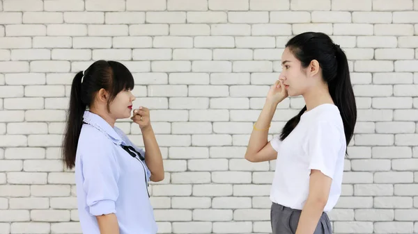 Two Young Beautiful Asain Women Learning Displaying Skill Deaf People — Stock Photo, Image