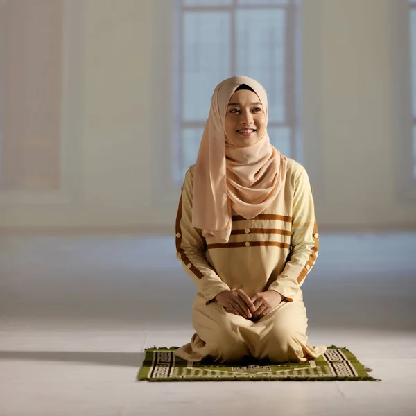 Camide Oturan Tesettürlü Genç Güzel Müslüman Bir Kadının Portresi — Stok fotoğraf