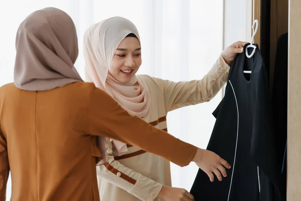 Dvě Asijské Muslimské Ženy Výběr Oblečení Spolu Štěstím — Stock fotografie