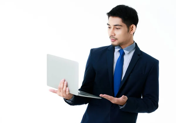 Sonriente Joven Empresario Asiático Muestra Portátil Sobre Fondo Blanco Aislado — Foto de Stock