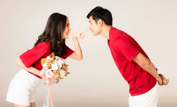 Joven Pareja Asiática Atractiva Con Camiseta Roja Pantalones Cortos Blancos — Foto de Stock