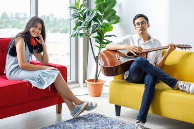 Sevimli, gülümseyen, akustik gitar çalan ve mutlulukla şarkı söyleyen üniversiteli bir genç. Ergenlik hayatı kavramı.