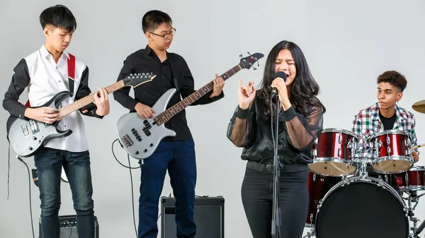 Skupinový Záběr Teenagerských Muzikantů Hrajících Hudbu Zpívajících Písní Mladí Studenti — Stock fotografie