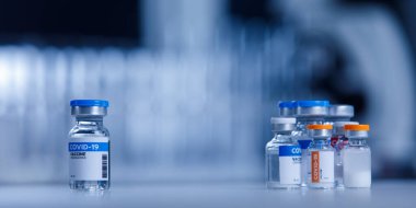 Coronavirus covid 'in çeşitli markalarının yakın plan çekimleri. Küçük cam şişeler ve şişeler halinde 19 aşı. Hastanedeki laboratuvar masasında..