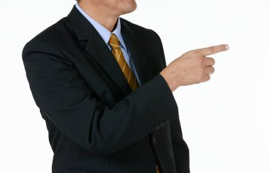 Siyah takım elbiseli bir adam. Görüntü, yüzü vurgulamaz. Bunun yerine, yanlamasına gösterdiği yöne odaklan. Aradığı şeye ya da hedeflerine ve başarılarına.