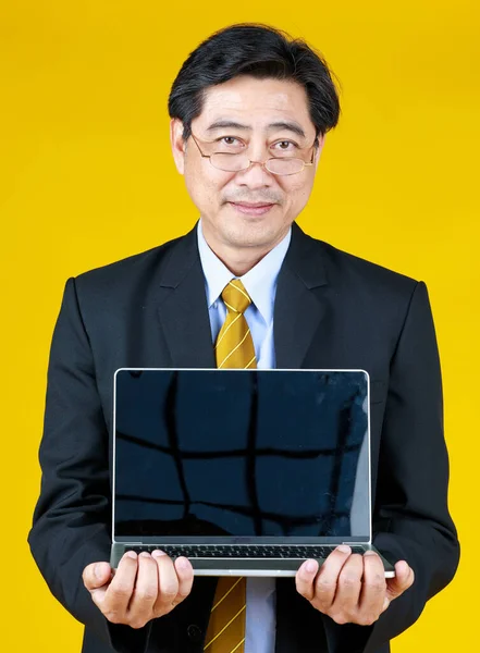 Starszy Menedżer Stojący Uśmiechem Ekranem Laptopie Charakter Lidera Który Będzie — Zdjęcie stockowe