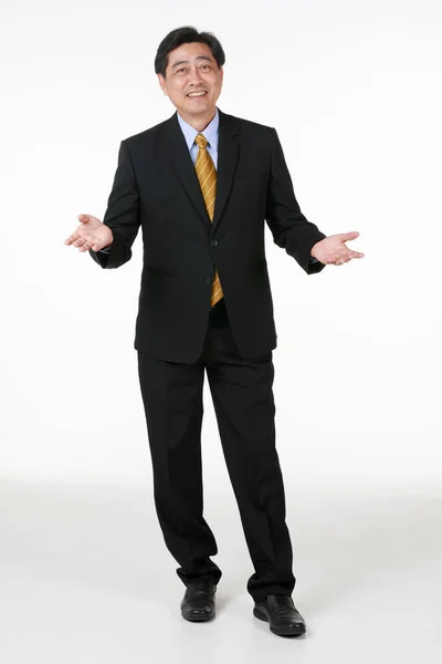Älterer Mann Formellen Schwarzen Anzug Stehen Sie Mit Warmem Willkommen — Stockfoto