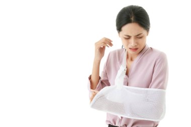 Portre yakın plan çekimleri Asyalı kadın hastanın yaralanmış ve alçıda sol kol yaralanmasından dolayı acı çekmiş ve ortopedi doktorundan destek desteği almış..