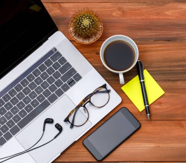 Üst ya da alt kattaki dizüstü bilgisayarın beyaz fonda siyah kahve ve fotokopi alanı olan resmi. İş fikri ve yaratıcı çalışma konsepti.