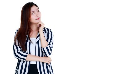 Siyah beyaz çizgili takım elbiseli genç sağlıklı bir iş kadınının çekici bir portresi. Yukarı bakıyor ve uygun bir teklif sunmayı düşünüyor.