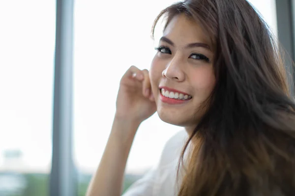 Молодая Красивая Азиатка Счастливая Улыбающаяся Игривая Эмоция Расслабляющая Диване Размытый — стоковое фото