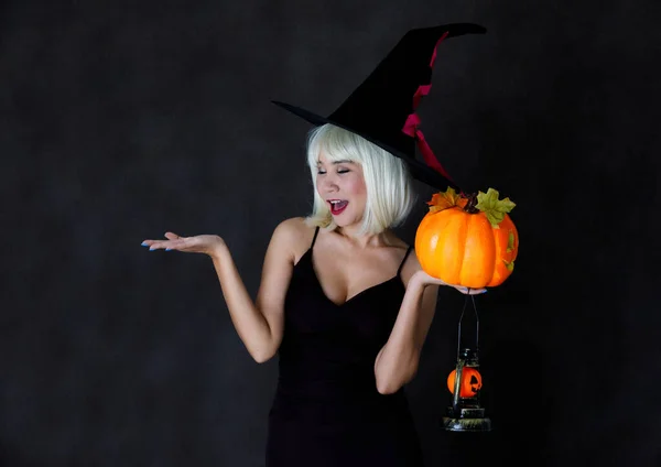 Junge Asiatin Mit Blonder Perücke Und Hexenhut Mit Halloween Kürbislaterne — Stockfoto